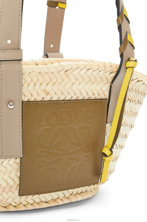 Loewe малка чанта кошница от палмови листа с плетена дръжка от телешка кожа F84B85 Жени маслина/пясък