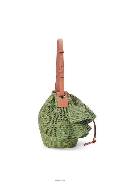 Loewe чанта с балонени волани от рафия и телешка кожа F84B866 Жени зелено/тен