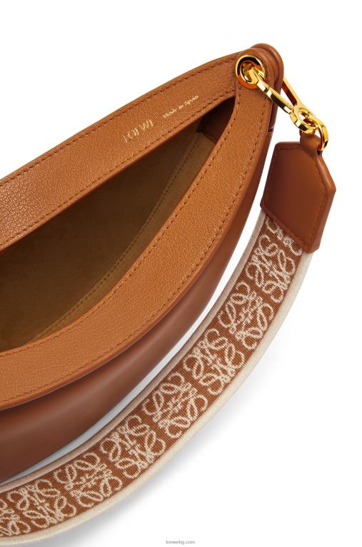 Loewe малка чанта луна от сатенирана телешка кожа и жакард F84B8452 Жени пекан