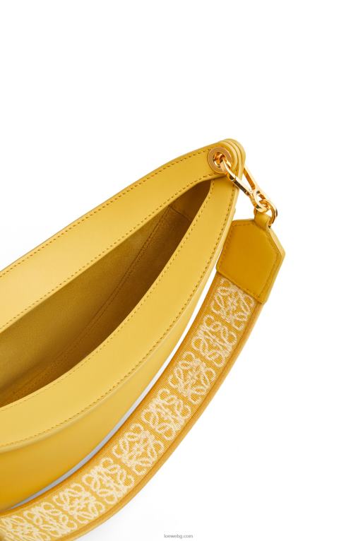 Loewe малка луна от сатенирана телешка кожа F84B8454 Жени бледожълта глазура