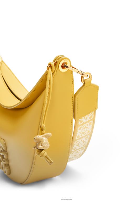 Loewe малка луна от сатенирана телешка кожа F84B8454 Жени бледожълта глазура