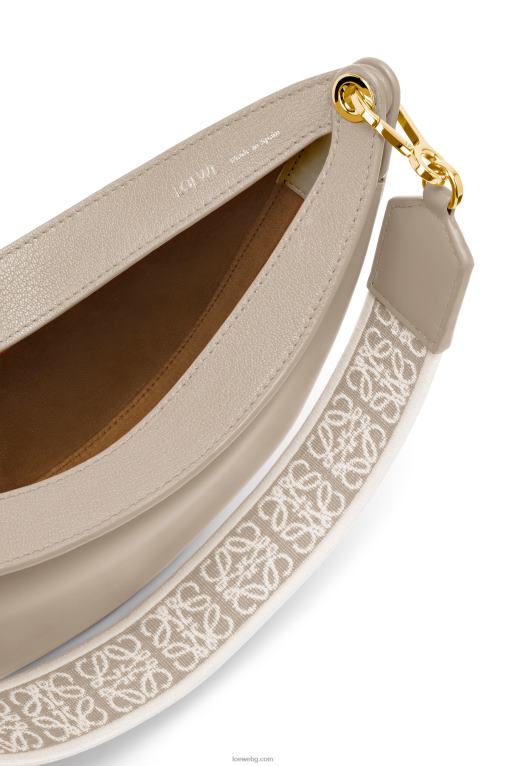 Loewe малка чанта луна от сатенирана телешка кожа и жакард F84B8475 Жени лек овес