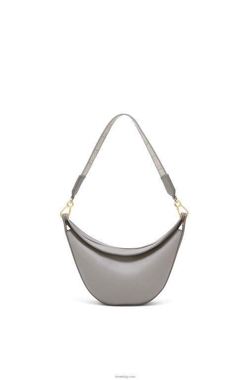 Loewe малка чанта луна от сатенирана телешка кожа и жакард F84B8476 Жени перлено сиво