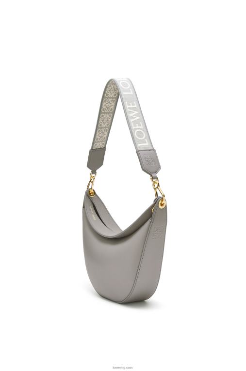 Loewe малка чанта луна от сатенирана телешка кожа и жакард F84B8476 Жени перлено сиво