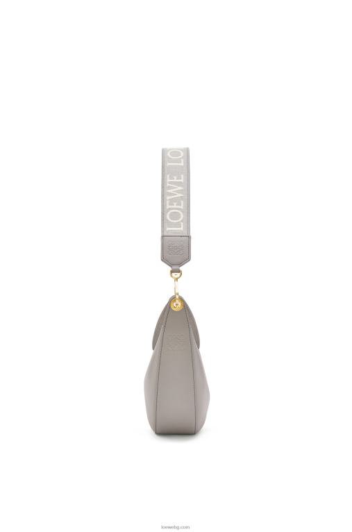 Loewe малка чанта луна от сатенирана телешка кожа и жакард F84B8476 Жени перлено сиво