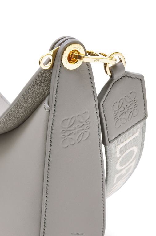Loewe малка чанта луна от сатенирана телешка кожа и жакард F84B8476 Жени перлено сиво