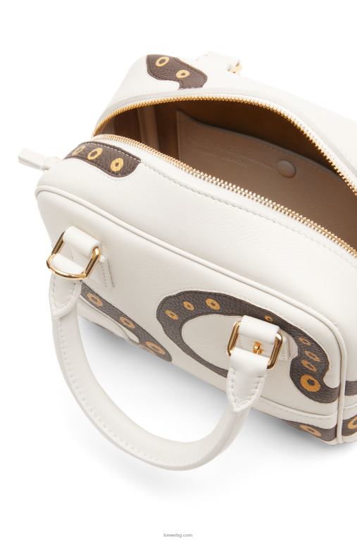 Loewe амазона 16 от телешка кожа напа F84B8143 Жени меко бяло