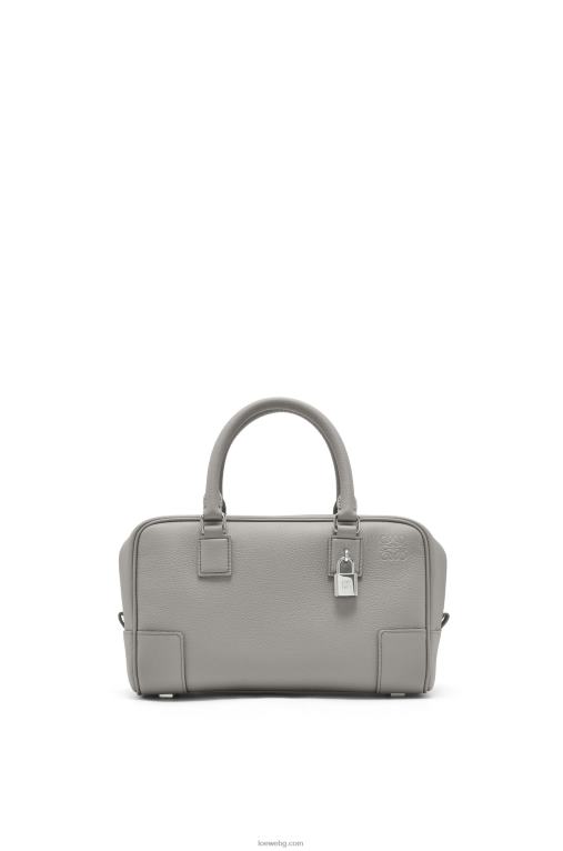 Loewe чанта Amazon 23 от мека зърнеста телешка кожа F84B8133 Жени перлено сиво