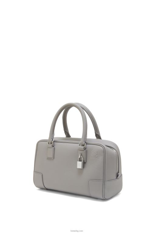 Loewe чанта Amazon 23 от мека зърнеста телешка кожа F84B8133 Жени перлено сиво