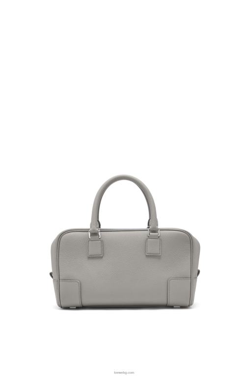 Loewe чанта Amazon 23 от мека зърнеста телешка кожа F84B8133 Жени перлено сиво