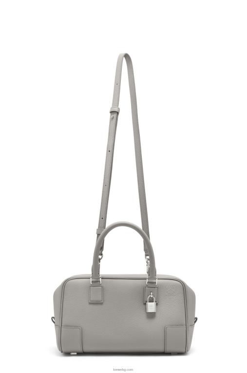 Loewe чанта Amazon 23 от мека зърнеста телешка кожа F84B8133 Жени перлено сиво