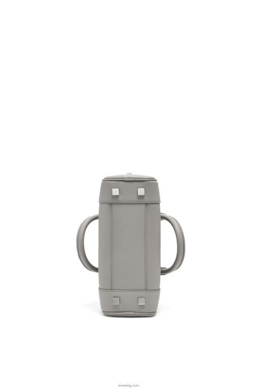 Loewe чанта Amazon 23 от мека зърнеста телешка кожа F84B8133 Жени перлено сиво