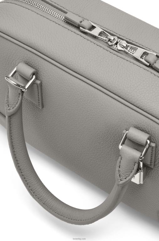 Loewe чанта Amazon 23 от мека зърнеста телешка кожа F84B8133 Жени перлено сиво