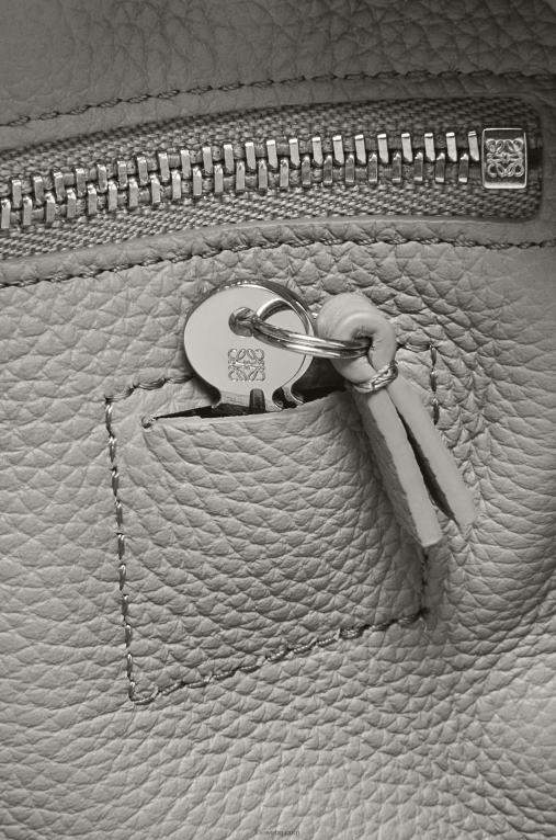 Loewe чанта Amazon 23 от мека зърнеста телешка кожа F84B8133 Жени перлено сиво