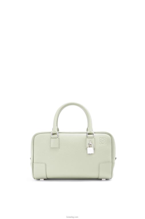 Loewe чанта Amazon 23 от мека зърнеста телешка кожа F84B8135 Жени светъл селадон