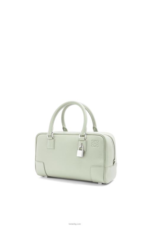 Loewe чанта Amazon 23 от мека зърнеста телешка кожа F84B8135 Жени светъл селадон