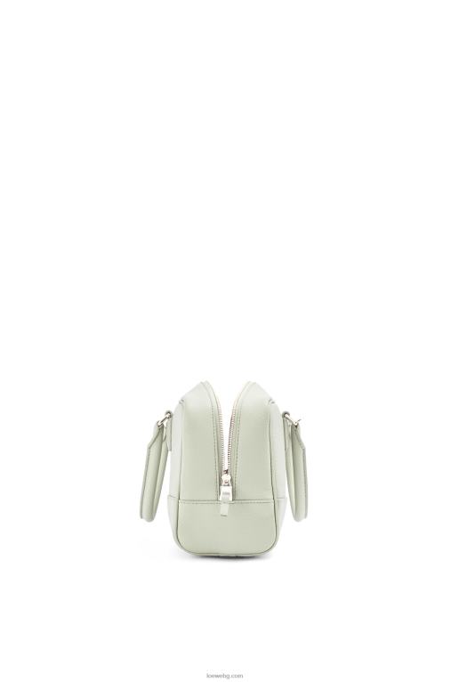 Loewe чанта Amazon 23 от мека зърнеста телешка кожа F84B8135 Жени светъл селадон