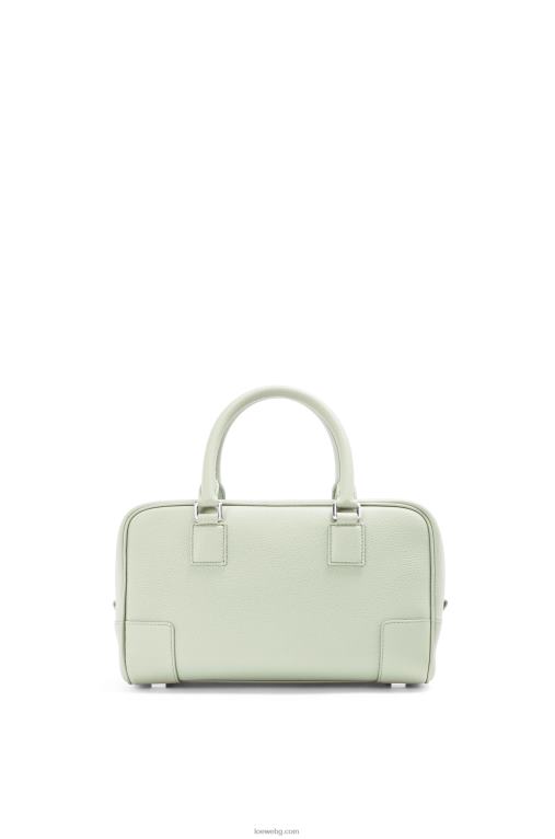 Loewe чанта Amazon 23 от мека зърнеста телешка кожа F84B8135 Жени светъл селадон