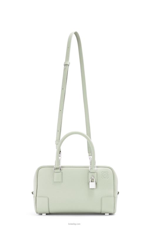 Loewe чанта Amazon 23 от мека зърнеста телешка кожа F84B8135 Жени светъл селадон