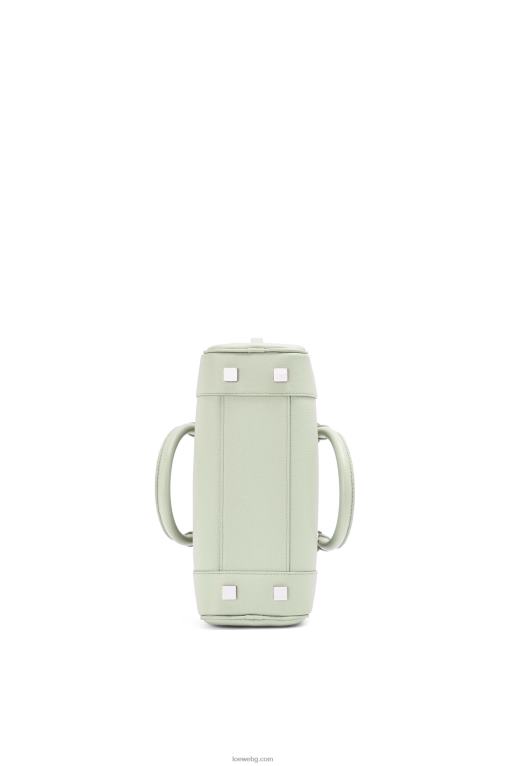 Loewe чанта Amazon 23 от мека зърнеста телешка кожа F84B8135 Жени светъл селадон