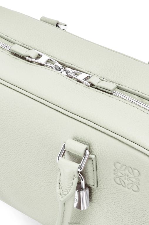 Loewe чанта Amazon 23 от мека зърнеста телешка кожа F84B8135 Жени светъл селадон