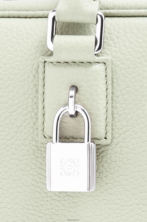 Loewe чанта Amazon 23 от мека зърнеста телешка кожа F84B8135 Жени светъл селадон