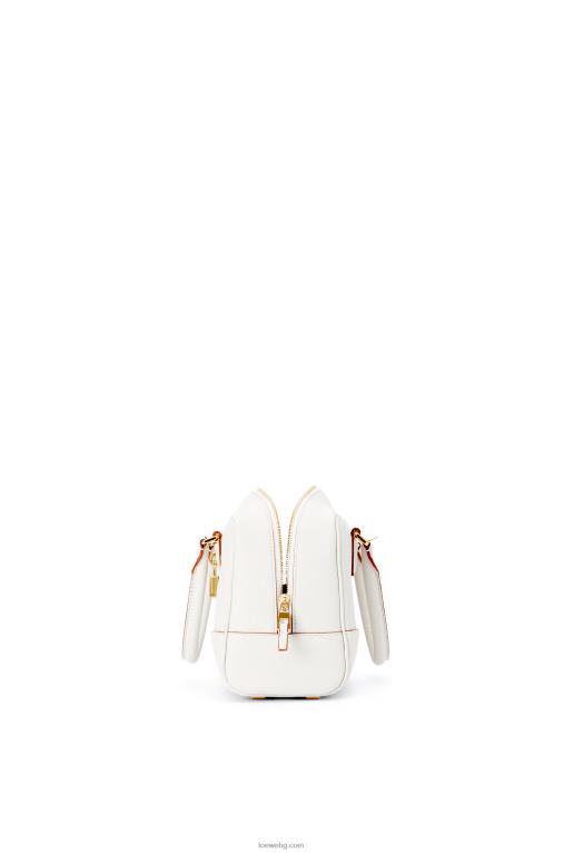 Loewe чанта Amazon 23 от мека зърнеста телешка кожа F84B8151 Жени меко бяло