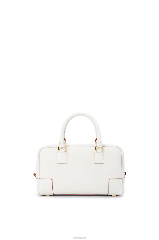 Loewe чанта Amazon 23 от мека зърнеста телешка кожа F84B8151 Жени меко бяло