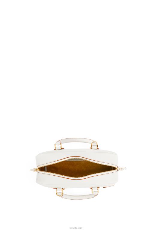Loewe чанта Amazon 23 от мека зърнеста телешка кожа F84B8151 Жени меко бяло