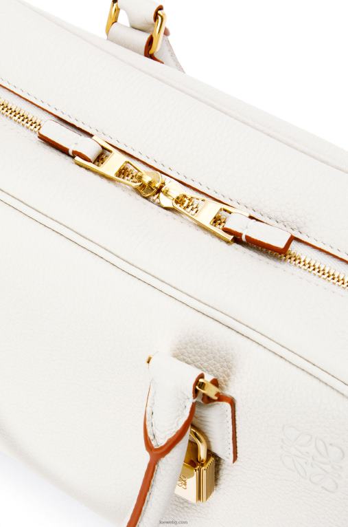 Loewe чанта Amazon 23 от мека зърнеста телешка кожа F84B8151 Жени меко бяло