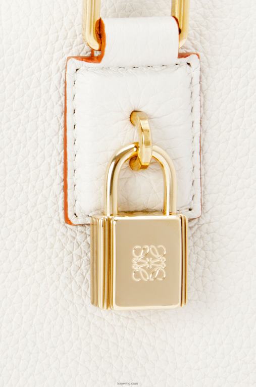 Loewe чанта Amazon 23 от мека зърнеста телешка кожа F84B8151 Жени меко бяло