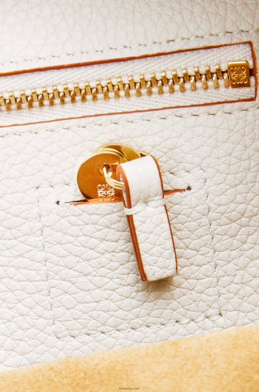 Loewe чанта Amazon 23 от мека зърнеста телешка кожа F84B8151 Жени меко бяло