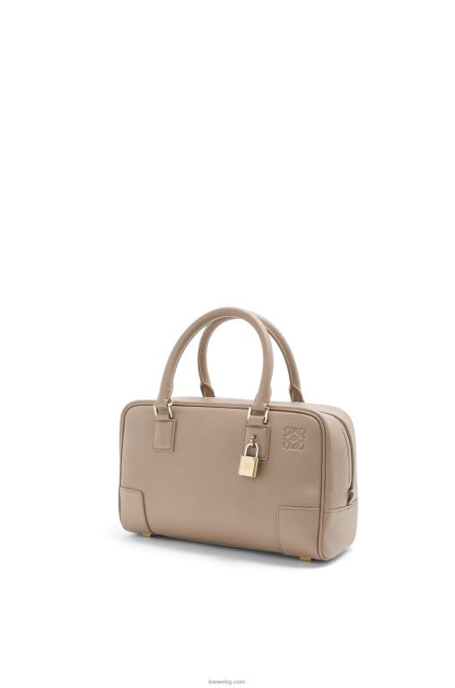 Loewe чанта Amazon 23 от мека зърнеста телешка кожа F84B8154 Жени пясък