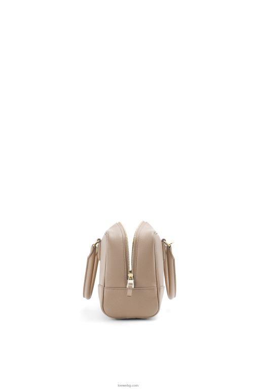 Loewe чанта Amazon 23 от мека зърнеста телешка кожа F84B8154 Жени пясък
