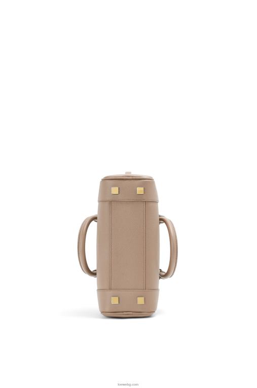 Loewe чанта Amazon 23 от мека зърнеста телешка кожа F84B8154 Жени пясък