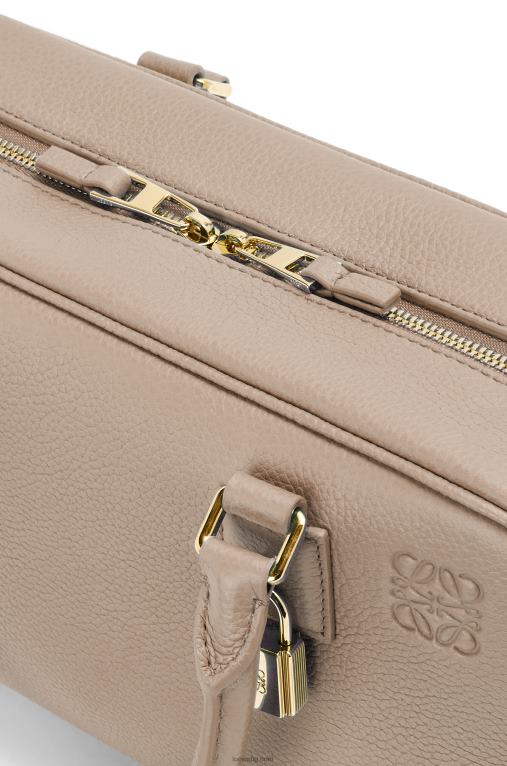 Loewe чанта Amazon 23 от мека зърнеста телешка кожа F84B8154 Жени пясък