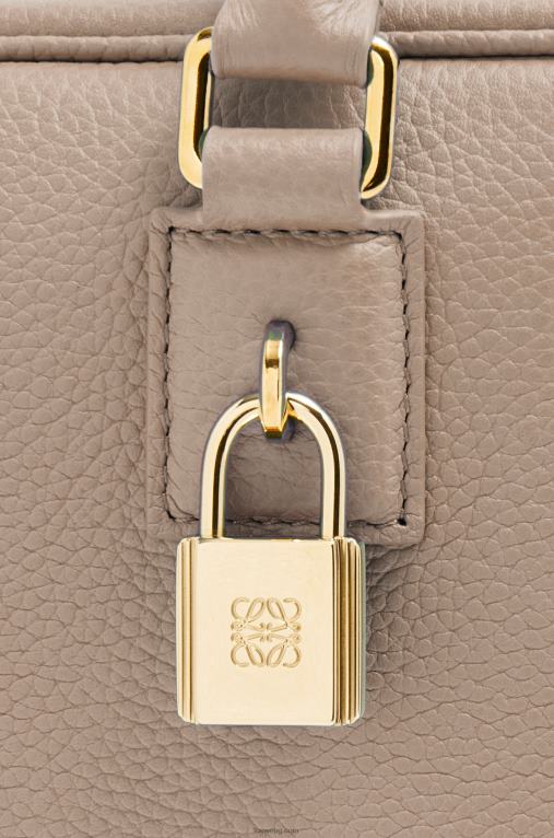 Loewe чанта Amazon 23 от мека зърнеста телешка кожа F84B8154 Жени пясък