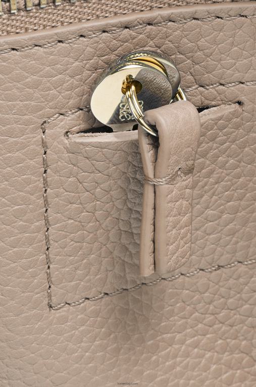 Loewe чанта Amazon 23 от мека зърнеста телешка кожа F84B8154 Жени пясък