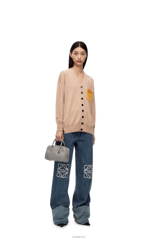 Loewe чанта Amazon 28 от мека зърнеста телешка кожа F84B8134 Жени перлено сиво