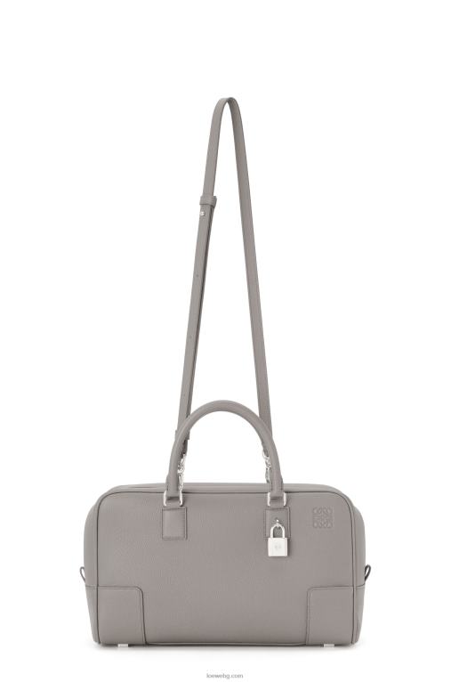 Loewe чанта Amazon 28 от мека зърнеста телешка кожа F84B8134 Жени перлено сиво