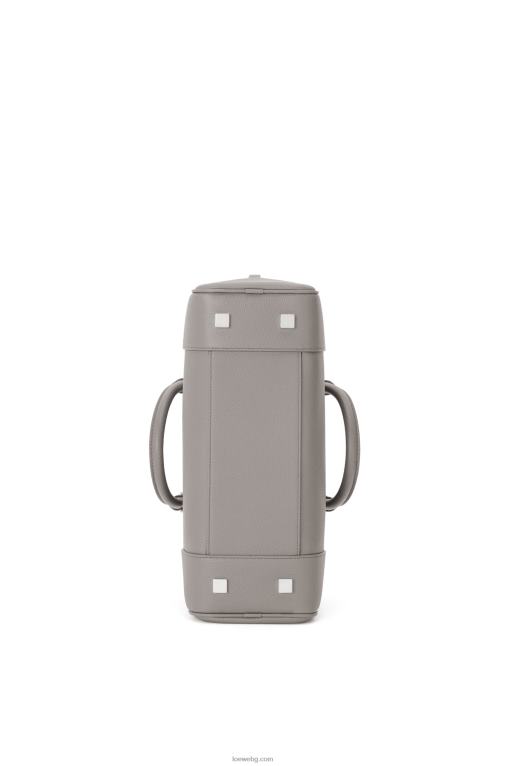 Loewe чанта Amazon 28 от мека зърнеста телешка кожа F84B8134 Жени перлено сиво