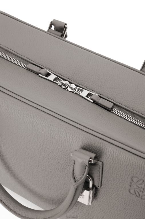 Loewe чанта Amazon 28 от мека зърнеста телешка кожа F84B8134 Жени перлено сиво