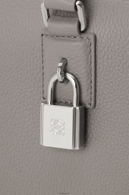 Loewe чанта Amazon 28 от мека зърнеста телешка кожа F84B8134 Жени перлено сиво