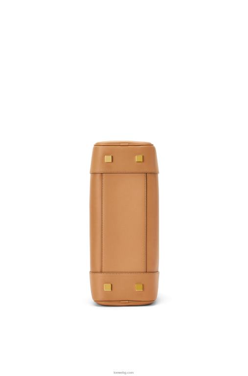 Loewe чанта Amazon 28 от телешка кожа напа F84B8138 Жени топла пустиня