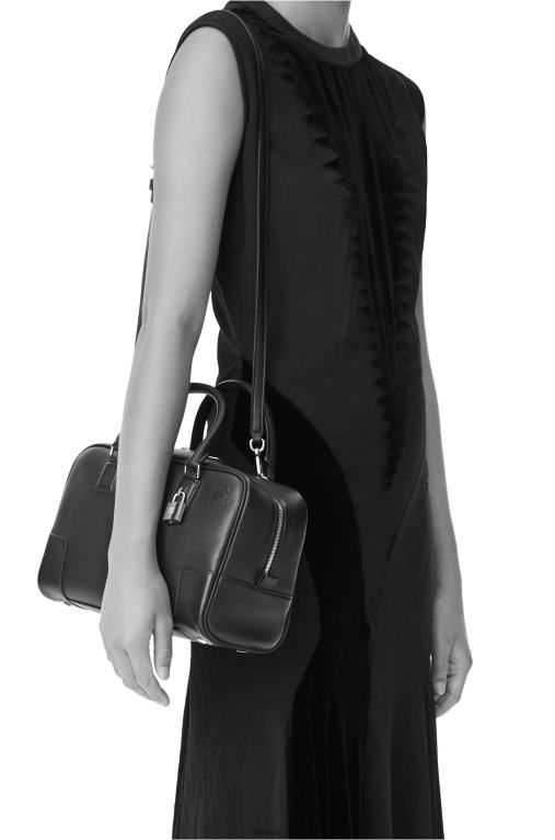 Loewe чанта Amazon 28 от телешка кожа напа F84B8141 Жени черен