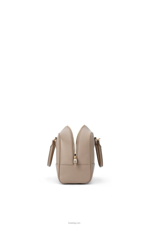 Loewe чанта Amazon 28 от мека зърнеста телешка кожа F84B8153 Жени пясък