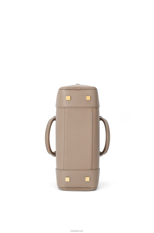 Loewe чанта Amazon 28 от мека зърнеста телешка кожа F84B8153 Жени пясък