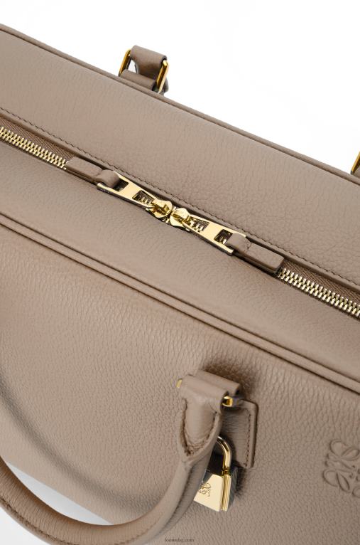 Loewe чанта Amazon 28 от мека зърнеста телешка кожа F84B8153 Жени пясък