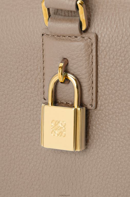 Loewe чанта Amazon 28 от мека зърнеста телешка кожа F84B8153 Жени пясък