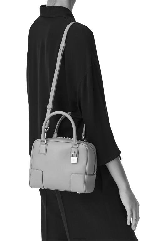 Loewe квадратна чанта Amazona 19 от мека зърнеста телешка кожа F84B8152 Жени меко бяло